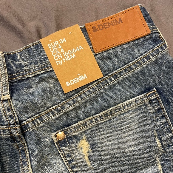 H&M women’s jean shorts. Glitter leopard print inside pocket detail. Size 4. NWT - Picture 7 of 7